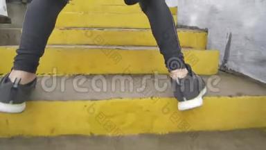 跑步楼梯-男子跑步者冲刺楼梯在HIIT跑步锻炼。 健身男运动员运动冲刺楼梯